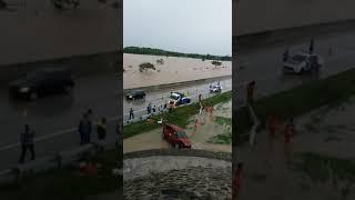 Banjir dahsyat dijalur tol caruban 1 mobil tergelincir keluar jalur