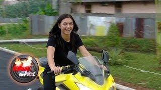 Tantangan Peran Angela Gilsha Belajar Naik Motor Sport - Hot Shot