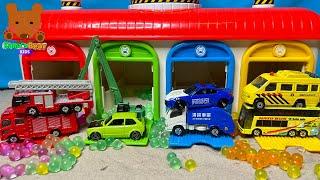 Diecast Cars Come Out from a Colorful Garage【Kumas Bear Kids】