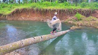 FISH FISHING IN THE SMALL AND CLEAR RIVER THE RESULTS MAKE SHOCK. Amazing fishing nets