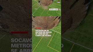 Un #socavón de 30 metros de ancho se abre en un campo de fútbol