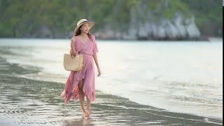 Mujer Caminando en la Playa