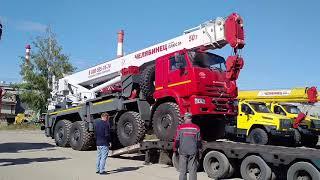 Кран Челябинец Серия Плюс КС 65717 грузоподъемностью 50 тонн заезжает на трал для транспортировки за