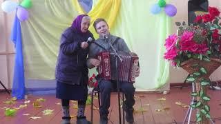 Как поют Бабушка с внуком экспромтом исполнили на концерте По тропинке снежком запорошенной