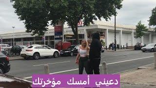 بنت مثيرة وقفت في الشارع لفترة فشاهد حالات التحرش من الشباب و أيضآ كبار السن  قناة في امريكا