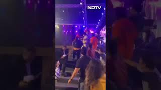 Video Singer Sonu Nigam Manhandled Aide Shoved - He Could Have Died