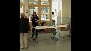 法国民众在议会选举中投票