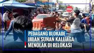 Puluhan pedagang memblokade Jalan Sunan Kalijaga menghalangi pembongkaran lapak