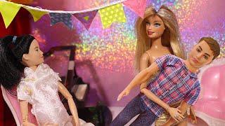 Анджела пошла на вечеринку с картонным манекеном - Сериал Мама Барби