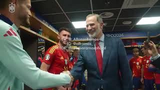 Desternillante Felipe VI en el vestuario de España.