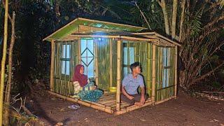 Camping hujan deras  2 hari membangun tempat perlindungan bersama istri tidur nyenyak di hutan