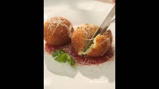 Аранчини  Жареные шарики из риса с моцареллой  Рисовые шарики с сыром