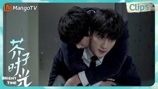 【CLIPS】边程霸气踹门一把背起郝富申 只有我能找到你  芥子时光 Bright Time｜MangoTV Drama