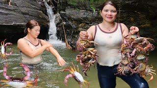 The girl went to the stream to pick bamboo shoots and caught many stone crabs.