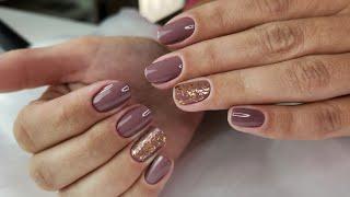 unhas decoradas com folhas de ouro picadas  ficou mega delicado 