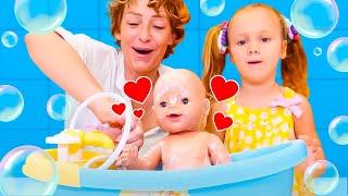 Spielzeug Video für Kinder mit Nicole und Derin. Wir baden die Baby Born Puppe.