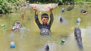 Smart fishing. Orphan boy Nam caught a 5kg fish to sell. The daily life of orphan boy Nam