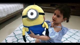 İpek Lina ya Annesi Minions Oyuncak Hediye Aldı. Eğlenceli Çocuk Videosufunny child video