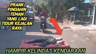 PRANK PINDAHIN TEMAN YANG LAGI TIDUR KE JALAN RAYA - AUTO BINGUNG PAS SADAR