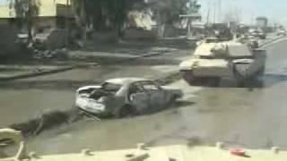 Panzer fährt über Autobombe