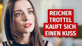 REICHER TROTTEL KAUFT SICH EINEN KUSS