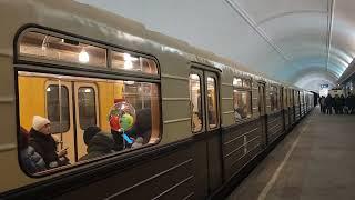 Ретро поезд 81-717.А714.А уезжает со станции Чистые Пруды