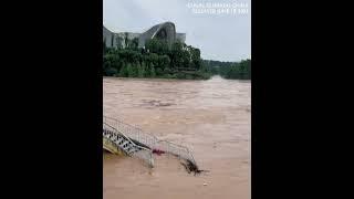 Roads train station flooded as torrential rain swells river in Chinas Guilin桂林