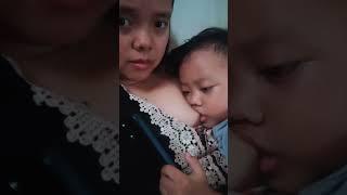 Bayi Rafa santai sambil nonton Mimi nya