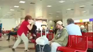 مشرد يفاجئ الجميع في مطار بطريقة عزف البيانو