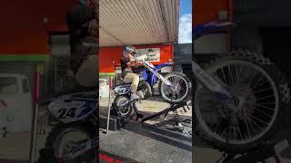 KID LEARNING TO WHEELIE ON YZ85  WHEELIE MACHINE