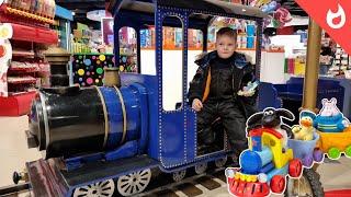 В магазине игрушек ищем поезда и железные дороги ЦДМ центральный детский магазин