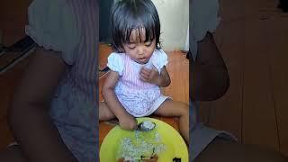 anak pintar makan sendiri