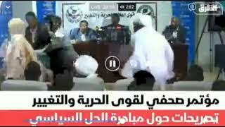 الصحفية صفاء الفحل تقذف التوم هجو بحذائها