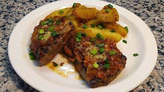 Печень-стейки на гриле с жареным луком  Grilled liver steaks with fried onions