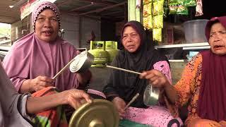 Demonstrating the Interlocking Gong and Sardine Tins of Canang Situ