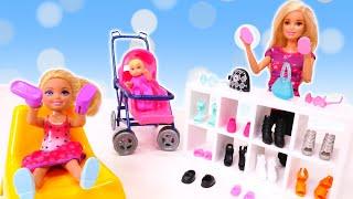 Mamma Barbie compra le scarpe a sua figlia Chelsea. Video con i giocattoli Barbie in italiano