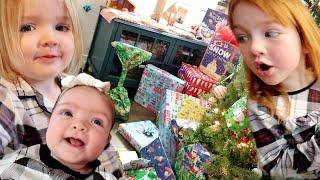 CHRiSTMAS MORNiNG Family Routine  Navey’s First Santa Visit Adley & Niko open presents bye Snowy