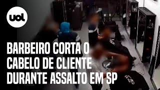 Barbeiro corta o cabelo de cliente durante assalto a barbearia em São Paulo vídeo flagra o momento