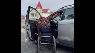 Автомобиль с ручным управлением для инвалида колясочника.