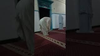 Hati-hati ini bukan instruktur senam.. Saya yakin..  ini sholat aneh