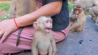 KT succeeds in persuading Angela to stop crying Mom gives her a gentle touch to calm her down&sleep