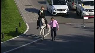 Самый медийный хоккеист сезона Илья Спат появляется на церемонии закрытия-2023 на белом коне