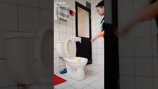 TKW pantang jijik dengan lubang toilet mencari uang halal susah broo