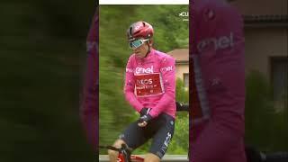 Epic Moment From Giro DItalia Stage 10 - Geraint Thomas Pee Break