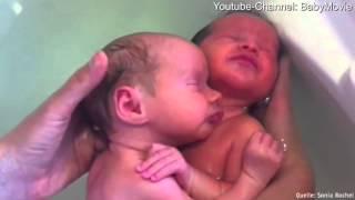 Süße Baby-Zwillinge beim Baden - Cute Baby twins bath ️