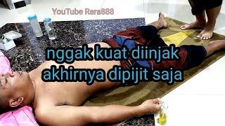 pijat tradisional urut kaki urut paha urut jari kaki asmr sendawa istri penuh kasih ke suami 