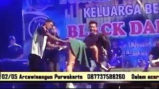 Dangdut hot sawer & colek bibir bawah dari belakang MASOKKK