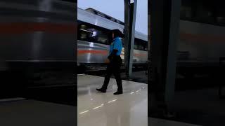 Bima Jakarta Gambir - Surabaya Gubeng melintas langsung di stasiun Cikarang kabupaten Karawang