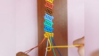 Pulsera en hilo macramé. macrame thread bracelet