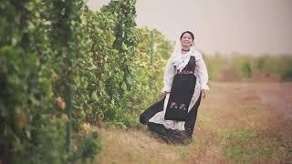 Красивая неаполитанка на виноградниках Arba Wine